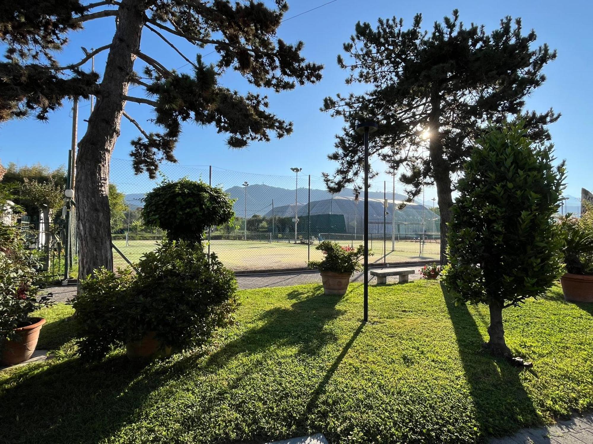 Casa Flo' Villa Marina Di Carrara Bagian luar foto