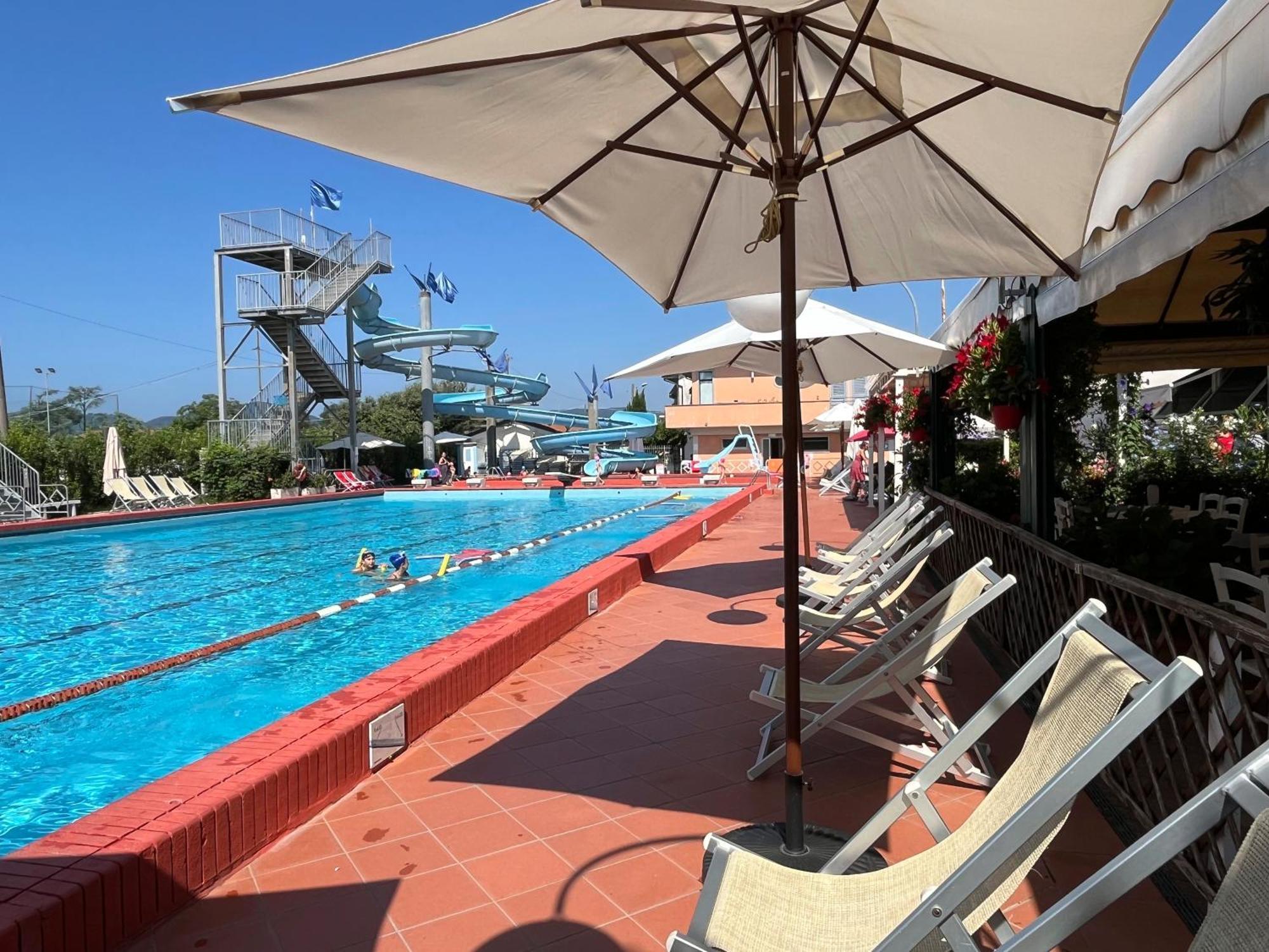 Casa Flo' Villa Marina Di Carrara Bagian luar foto