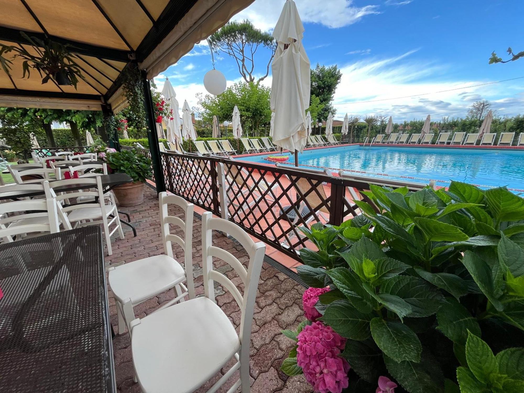 Casa Flo' Villa Marina Di Carrara Bagian luar foto