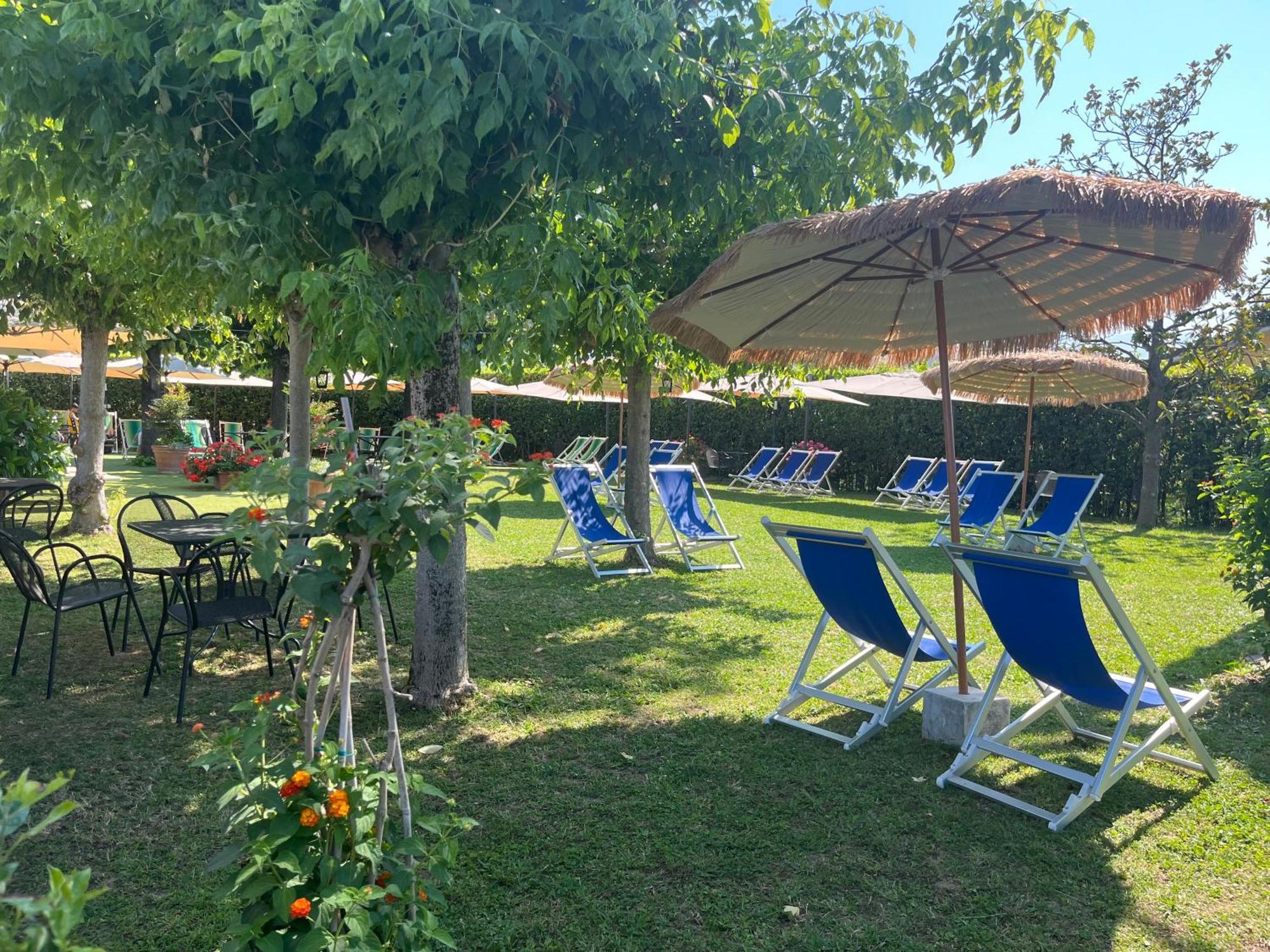 Casa Flo' Villa Marina Di Carrara Bagian luar foto