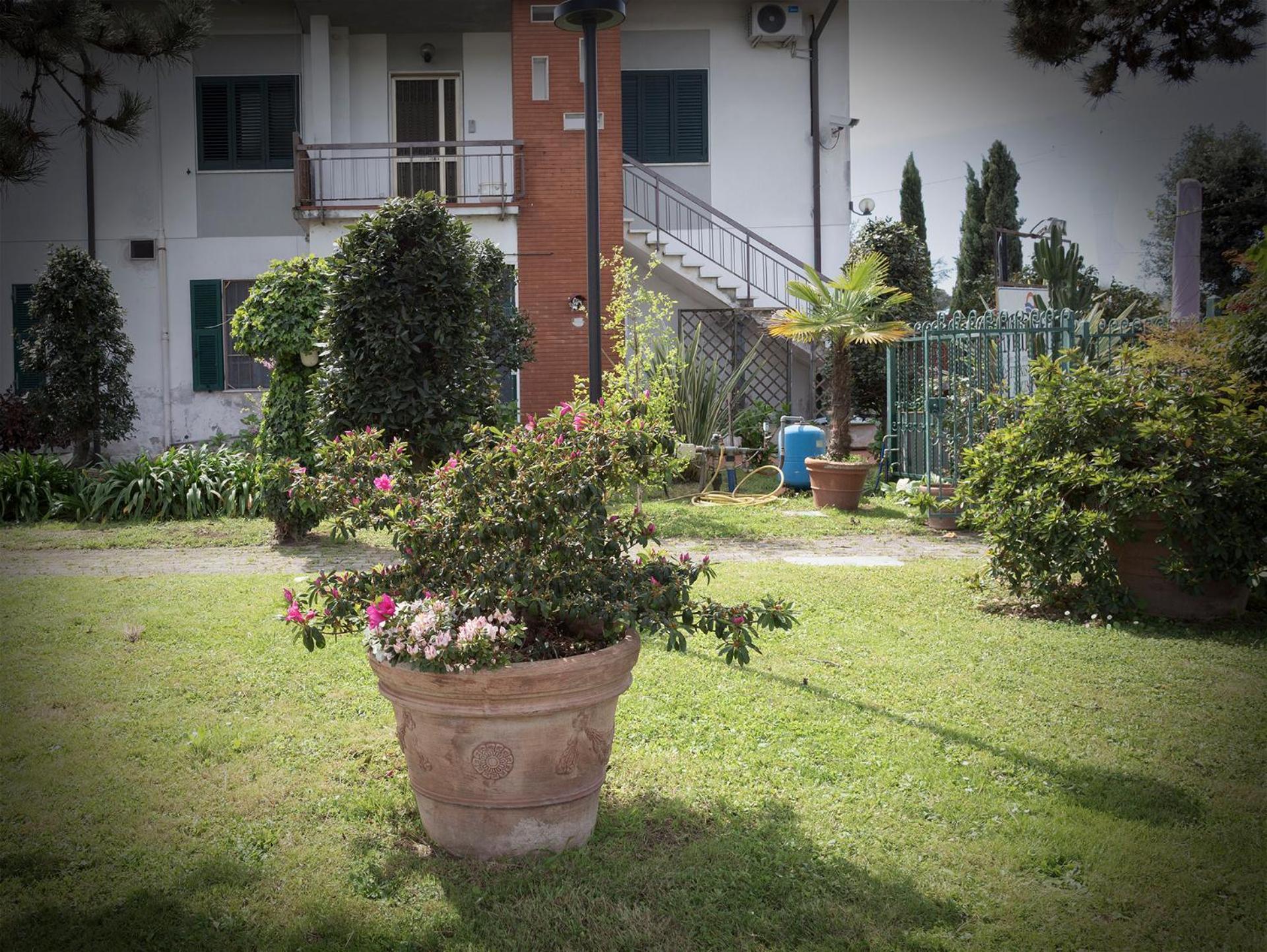 Casa Flo' Villa Marina Di Carrara Bagian luar foto